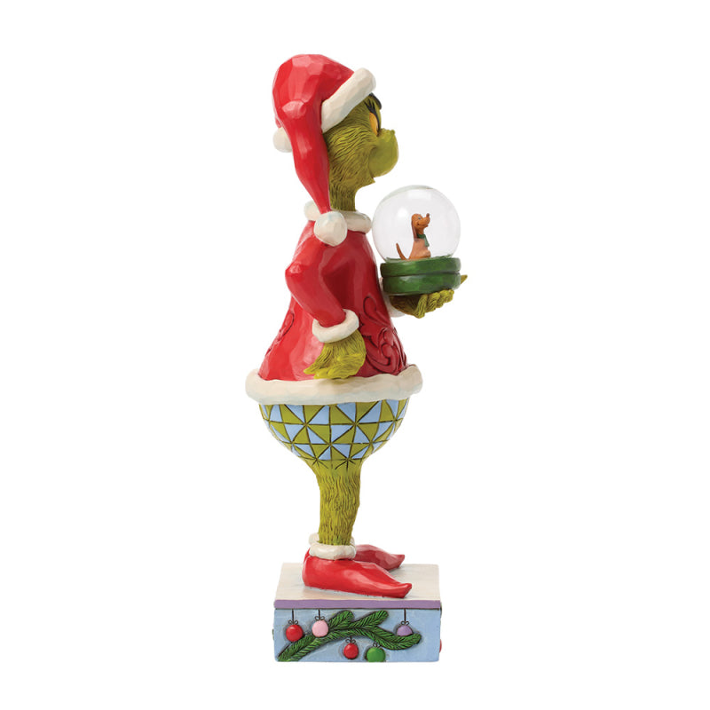 Jim Shore Grinch Figur im Weihnachtsmannkostüm hält eine Schneekugel mit Max und Cindy Lou Who, Modell 6018958.Seite rechts.