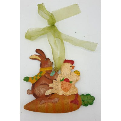 Osterhase auf Karotte Metallanhänger zum Hängen