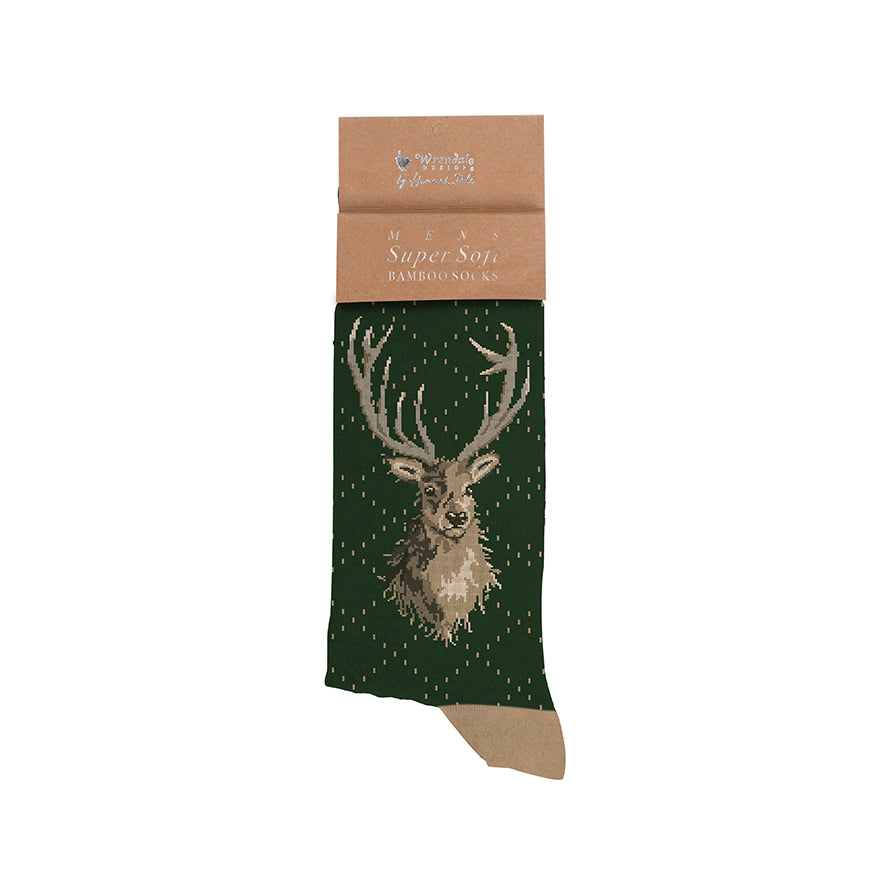 Wrendale Designs Bambussocken für Herren mit Hirsch-Motiv auf weißem Hintergrund.