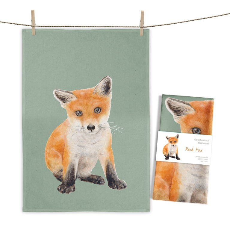Salbeigrünes MALUU Baumwolle Geschirrtuch mit dem detailreichen Aquarell-Motiv Red Fox, das einen sitzenden, jungen Rotfuchs von vorne zeigt.