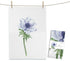 Weißes MALUU Baumwolle Geschirrtuch mit dem edlen, floralen Aquarell-Motiv White Anemone, das weiße Anemonen-Blüten zeigt.