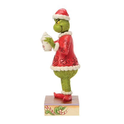 Jim Shore Grinch Figur 6018950 im Weihnachtsmannkostüm hält eine Tasse heiße Schokolade mit Sahne und der Aufschrift Naughty.Ansichtvon Rechts