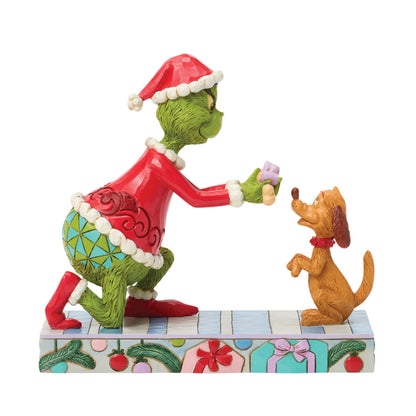 Jim Shore Der Grinch gibt Max einen Knochen Sammlerfigur von Enesco, Modell 6018964.