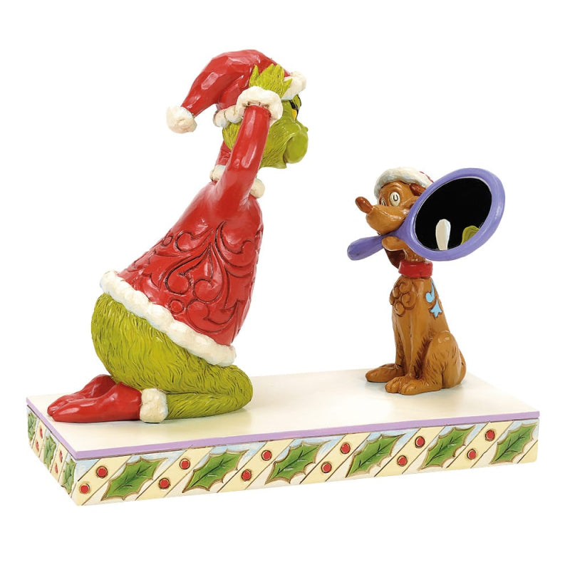 Jim Shore Grinch Figur 6017068: Hund Max hält einen Spiegel, während der Grinch im Weihnachtsmannkostüm seine Mütze richtet.