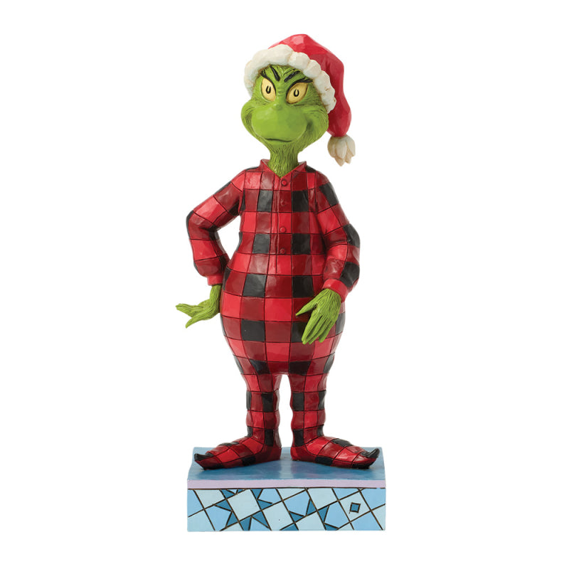 Jim Shore Grinch Figur 6018953 im rot-schwarz karierten Flanellpyjama und einer roten Schlafmütze mit weißem Bommel.