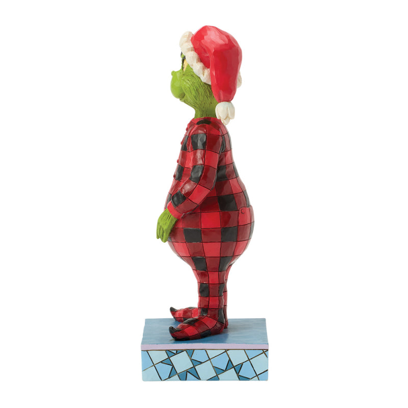 Jim Shore Grinch Figur 6018953 im rot-schwarz karierten Flanellpyjama und einer roten Schlafmütze mit weißem Bommel. Seitenansicht