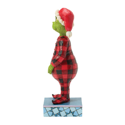 Jim Shore Grinch Figur 6018953 im rot-schwarz karierten Flanellpyjama und einer roten Schlafmütze mit weißem Bommel. Seitenansicht