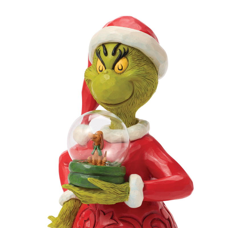 Jim Shore Grinch Figur im Weihnachtsmannkostüm hält eine Schneekugel mit Max und Cindy Lou Who, Modell 6018958. Detailansicht