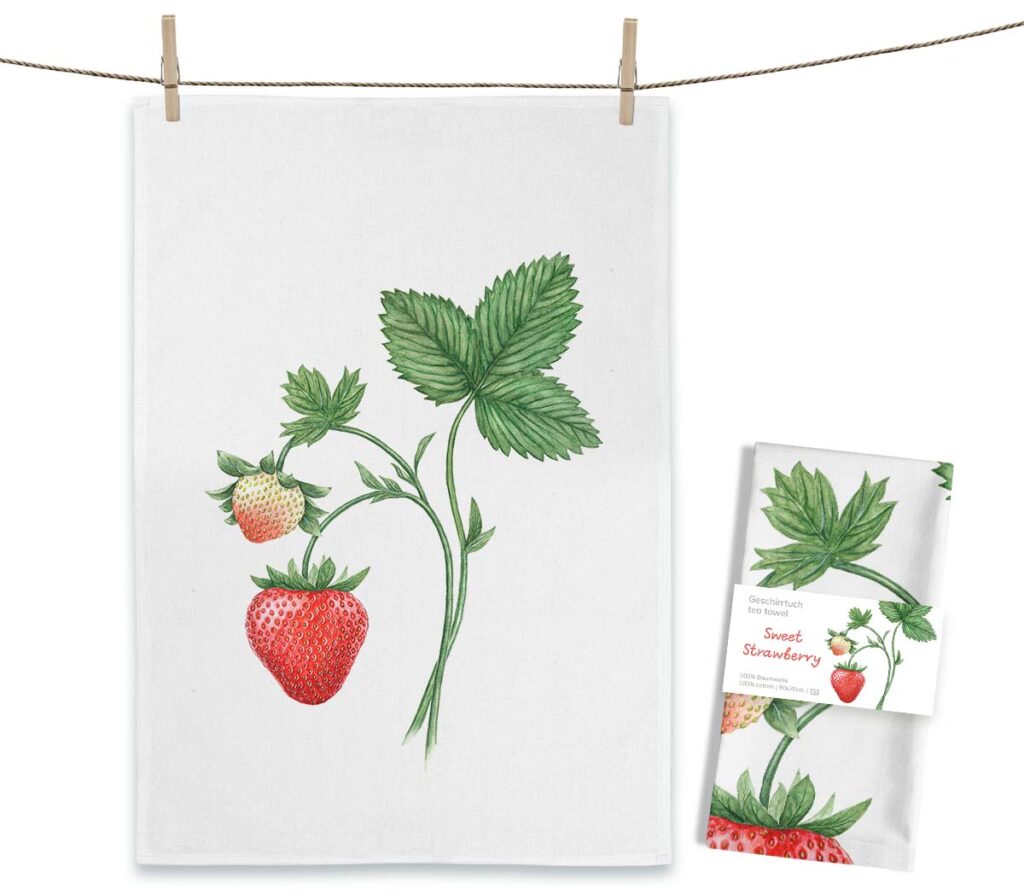 Weißes MALUU Baumwolle Geschirrtuch mit einem sommerlichen Aquarell-Motiv, das reife rote Erdbeeren mit grünen Blättern zeigt.