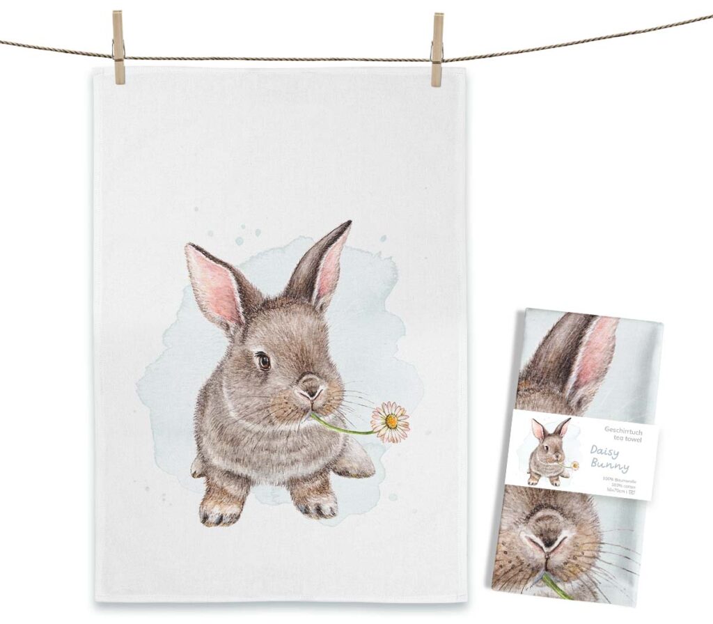 Weißes MALUU Baumwolle Geschirrtuch mit dem frühlingshaften Aquarell-Motiv eines niedlichen Hasen mit kleinen Blümchen.