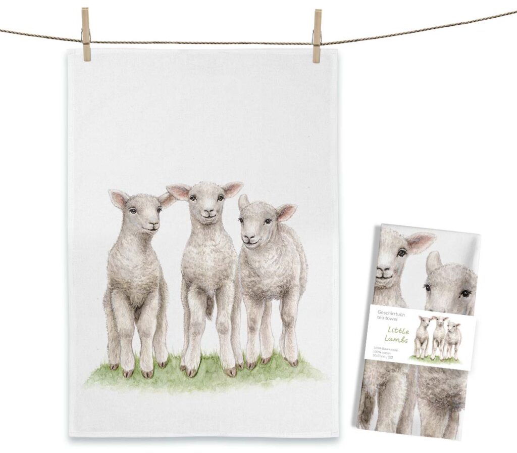 Weißes MALUU Baumwolle Geschirrtuch mit dem frühlingshaften Aquarell-Motiv kleiner, flauschiger Lämmer.