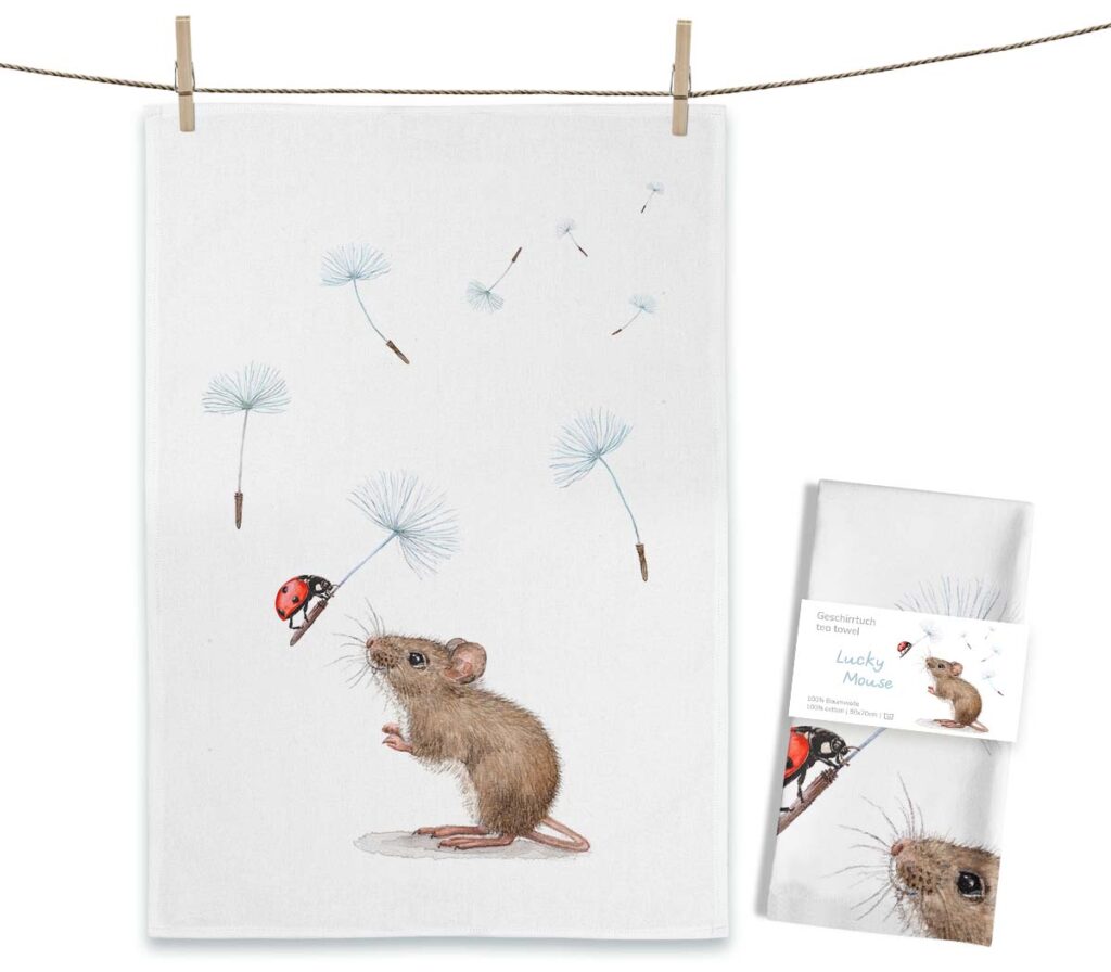 Weißes MALUU Baumwolle Geschirrtuch mit dem Aquarell-Motiv einer kleinen Maus, die einen roten Marienkäfer betrachtet.