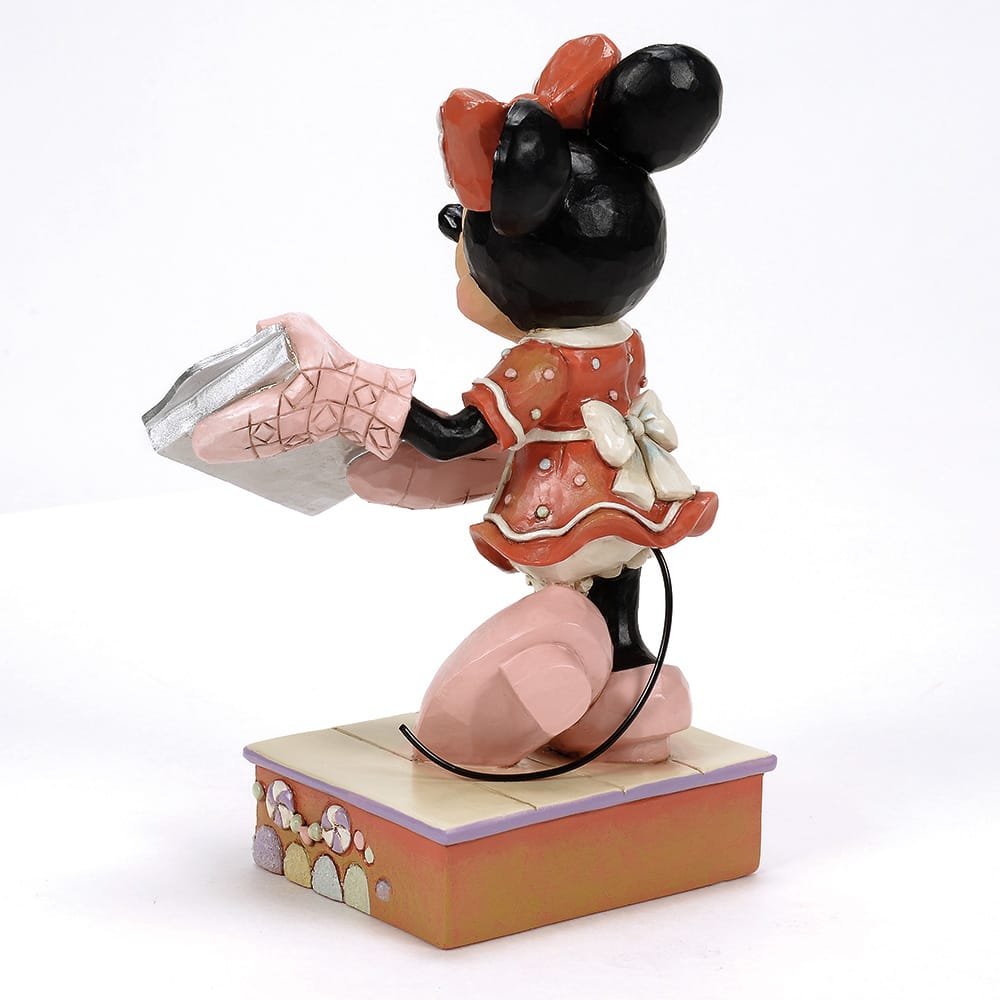 Rückansicht der Disney Traditions Minnie Mouse Figur im gepunkteten Kleid mit Backschürze.