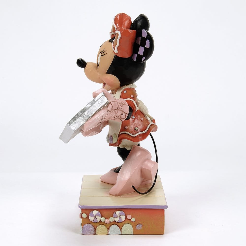 Disney Traditions Minnie Mouse Sammelfigur beim Backen von Keksen, Seitenansicht links.