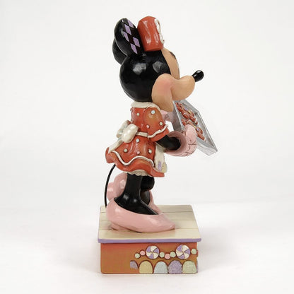 Detailansicht der handbemalten Minnie Mouse Dekofigur beim Backen von Weihnachtskeksen.