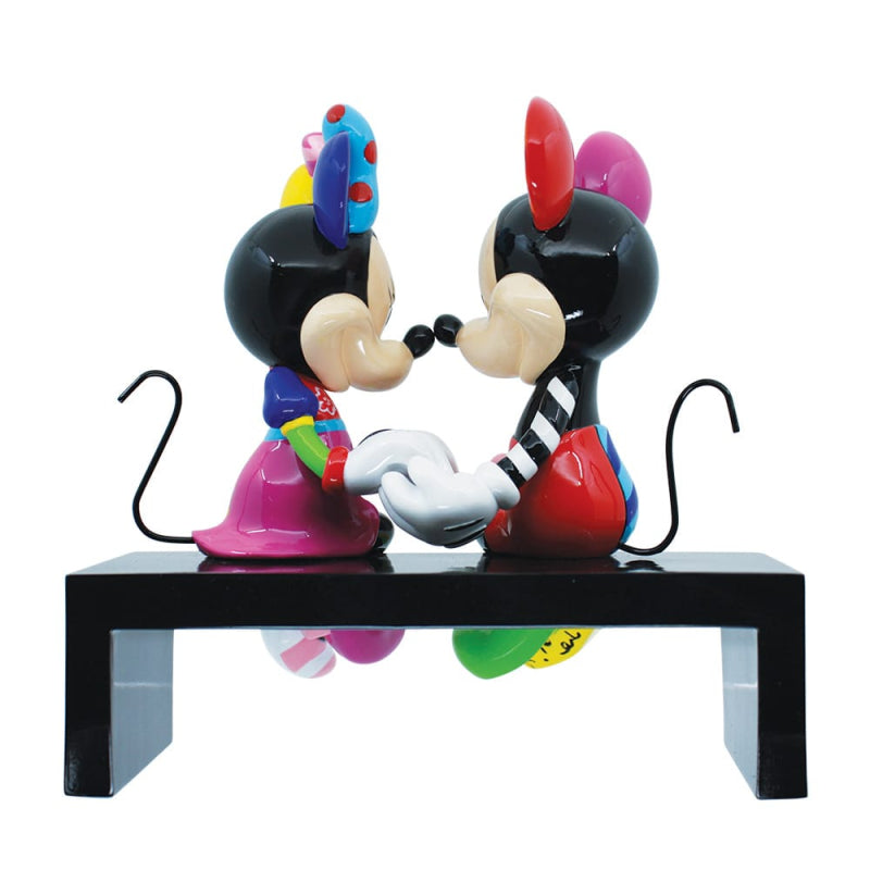 Romero Britto pop art Figur. Mickey und Minnie sitzen auf der Bank. Rückansicht