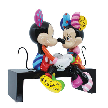 Romero Britto pop art Figur. Mickey und Minnie sitzen auf der Bank.