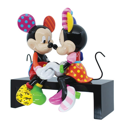 Romero Britto pop art Figur. Mickey und Minnie sitzen auf der Bank.