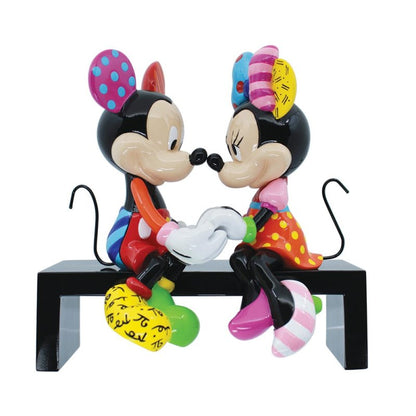 Romero Britto pop art Figur. Mickey und Minnie sitzen auf der Bank.