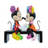 Romero Britto pop art Figur. Mickey und Minnie sitzen auf der Bank.