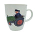 Weißer Keramikbecher mit einem detailreichen, bunten Trecker-Motiv der Illustratorin Miriam Kramer auf dem Land.