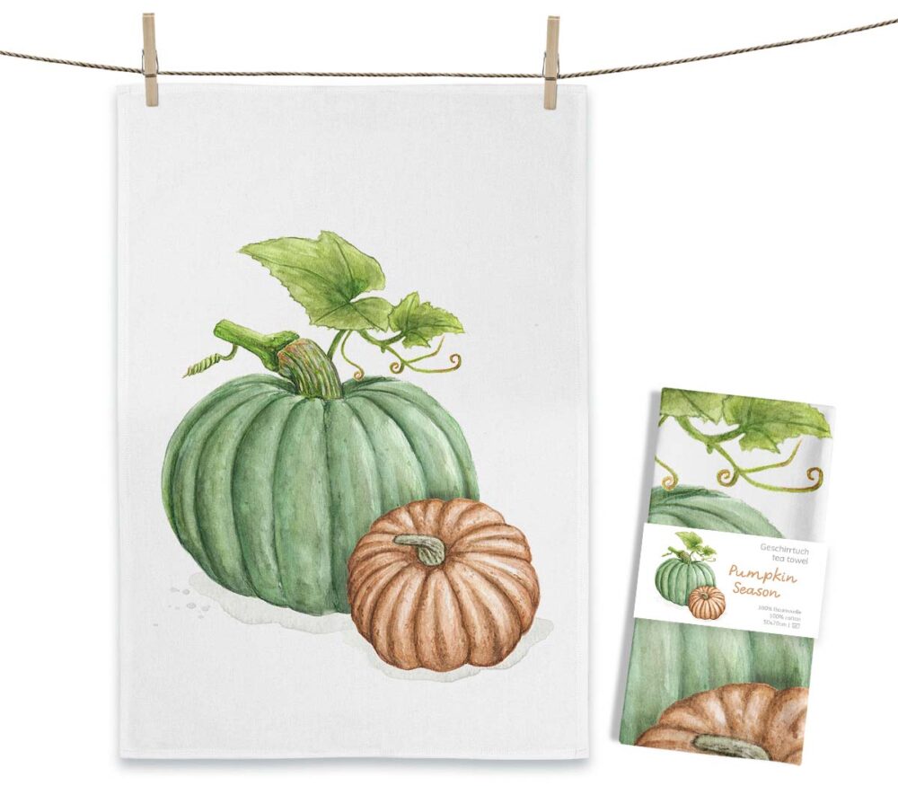 Weißes MALUU Baumwolle Geschirrtuch mit einem herbstlichen Aquarell-Motiv verschiedener, bunter Kürbisse.