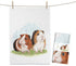 Weißes MALUU Baumwolle Geschirrtuch mit dem niedlichen Aquarell-Motiv kleiner, flauschiger Meerschweinchen.
