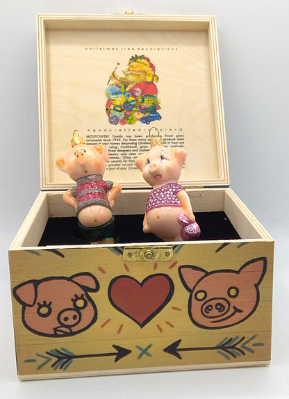 Christbaumschmuck Komozja Holzbox mit Schweinepaar