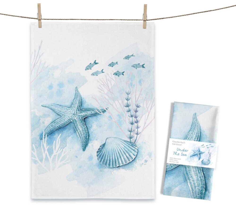 Weißes MALUU Baumwolle Geschirrtuch mit einem strandnahen Aquarell-Motiv verschiedener, filigraner Muscheln.