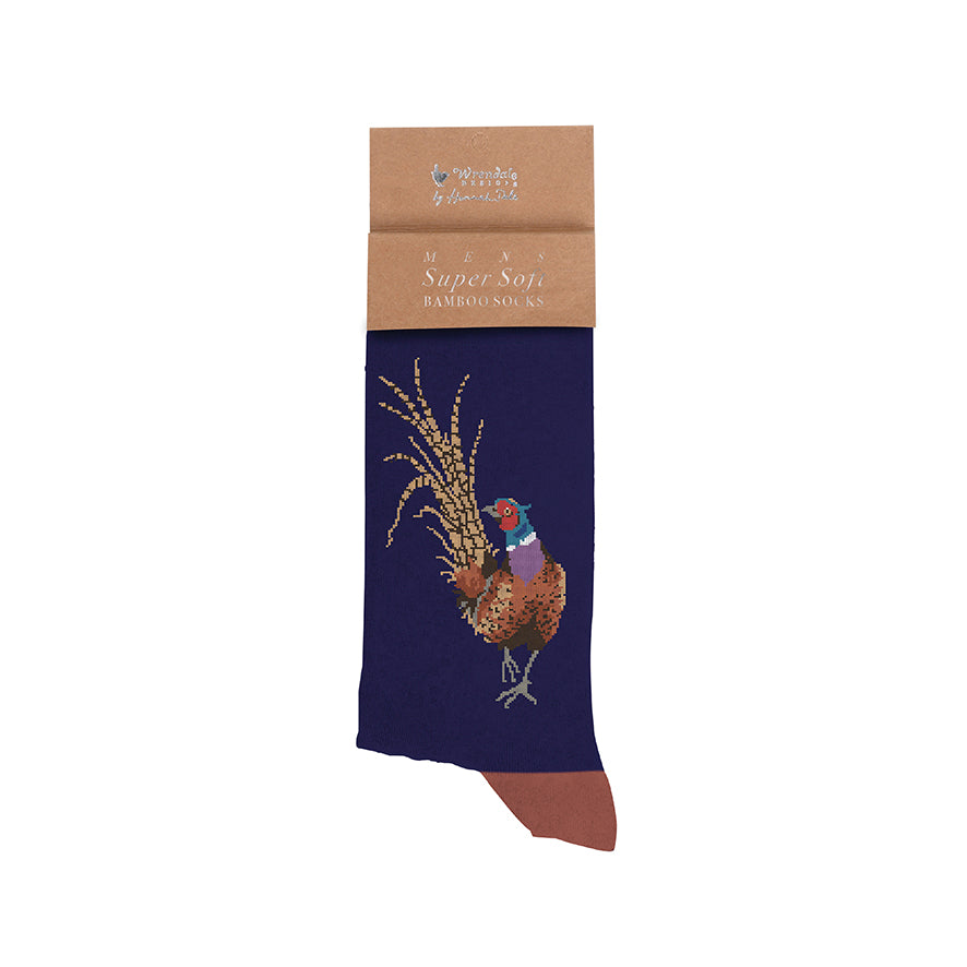Wrendale Designs Bambussocken für Herren mit Fasan-Motiv auf weißem Hintergrund.
