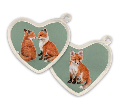 eißes MALUU Topflappen 2er-Set mit einer charmanten, handgemalten Fuchs-Familie.