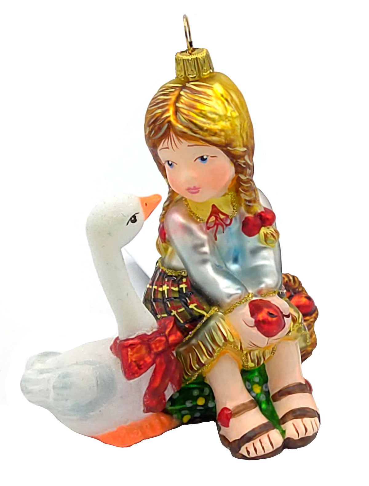 Mundgeblasene Christbaumschmuck-Glasfigur einer sitzenden Puppe im glänzenden Kleidchen mit Zöpfen neben einer weißen Gans mit roter Schleife.