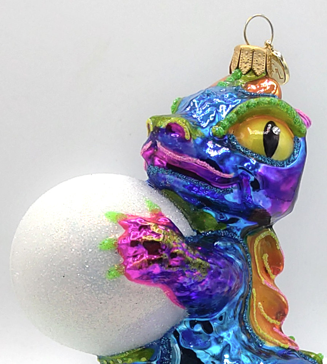 Christbaumschmuck Drache mit Schneeball