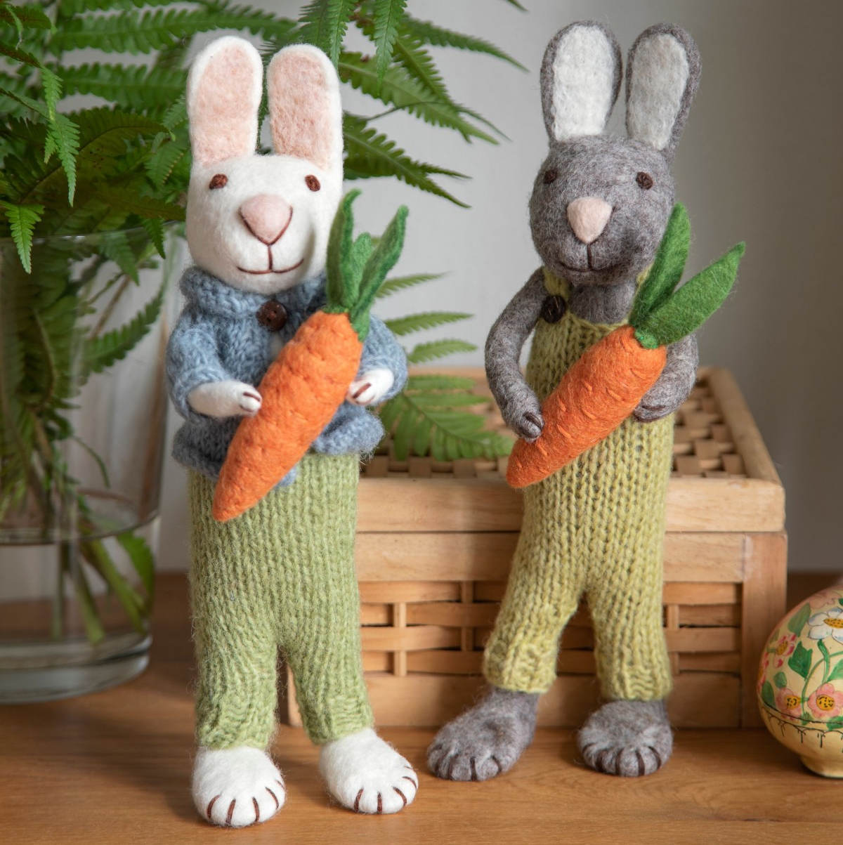Zwei handgefertigte Osterhasen aus Filz von Gry & Sif mit Möhren – hochwertige Frühlingsdekoration aus Naturwolle