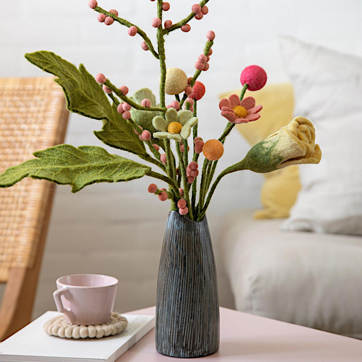 Handgefertigter Blumenstrauß aus Filz von Gry & Sif in einer blauen Vase – nachhaltige Wohndekoration