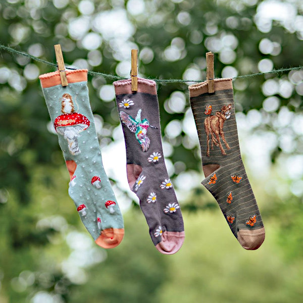 Bunte Motivsocken aus nachhaltiger Bambusviskose im Weidenkorb - Geschenkidee von Gartenschätze