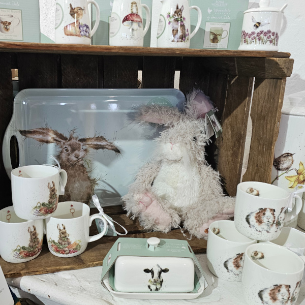 Wrendale Designs Tassen und Hasen-Tablett im Holzkasten - Besondere Geschenke