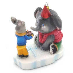 Christbaumschmuck Komozja Elefant und Hase auf dem Eis