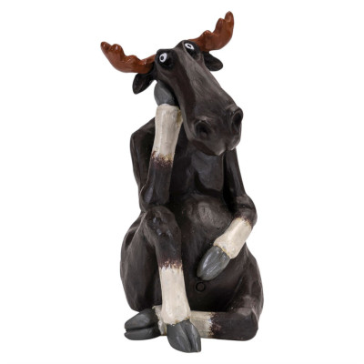 Eine handbemalte, braune Elch-Figur in sitzender, nachdenklicher Pose mit aufgestütztem Kopf, großen Augen und kleinen Geweihen, Design von Ruth Vetter für Nääsgränsgården.